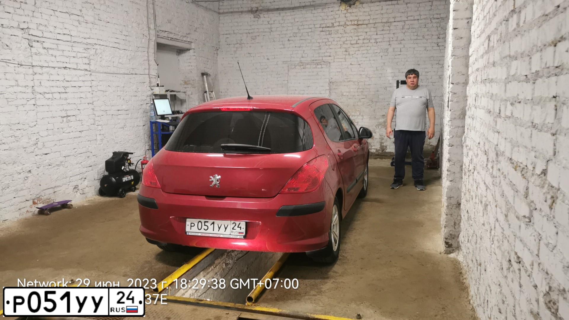 Фото автомобиля PEUGEOT 308, 2008 — госномер Т155ОВ199. Цвет: Красный