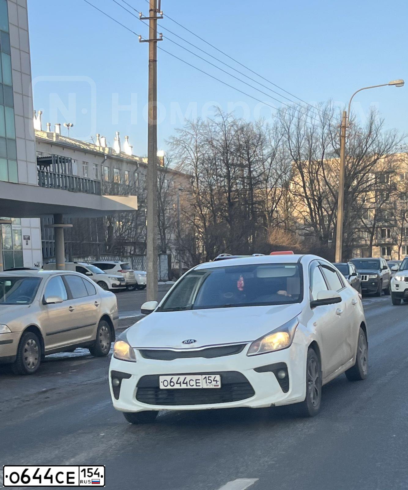 Фото автомобиля KIA RIO, 2019 — госномер О644СЕ154. Цвет: Белый