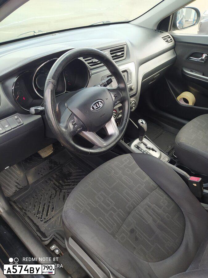 Фото автомобиля KIA RIO, 2012 — госномер О877ОТ29. Цвет: ЧЕРНЫЙ