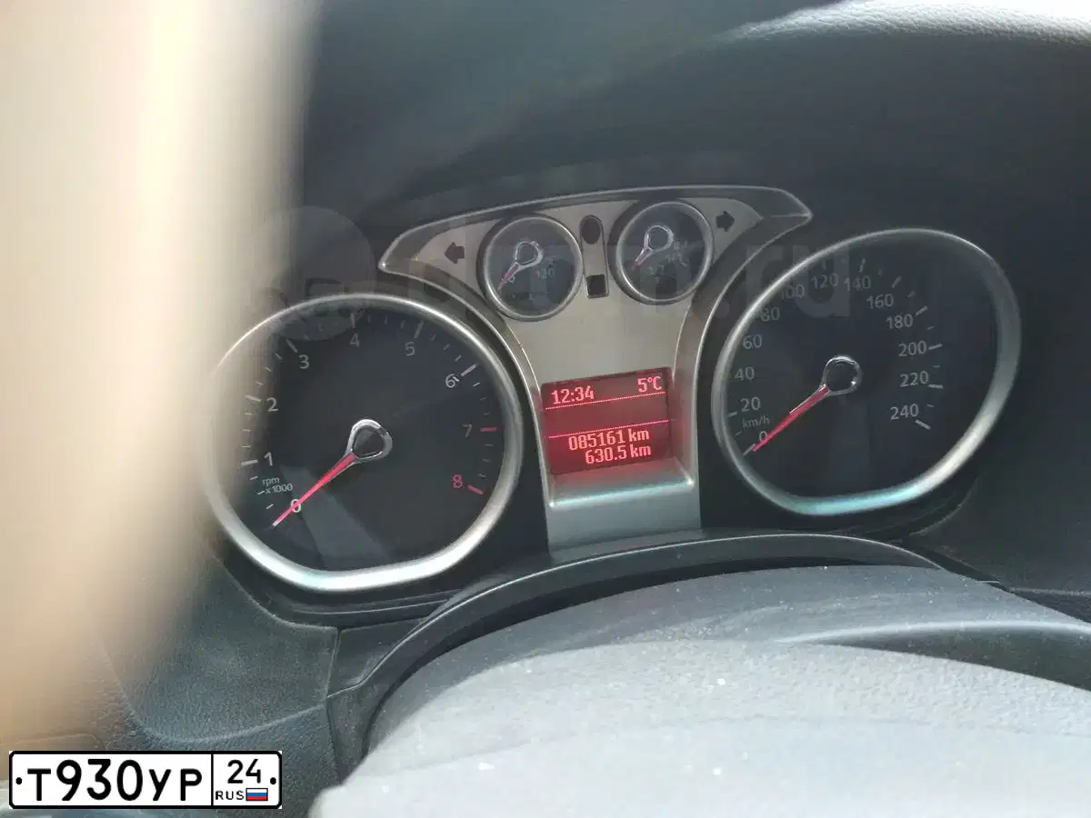 Фото автомобиля FORD FOCUS, 2008 — госномер Т930УР24. Цвет: Серый
