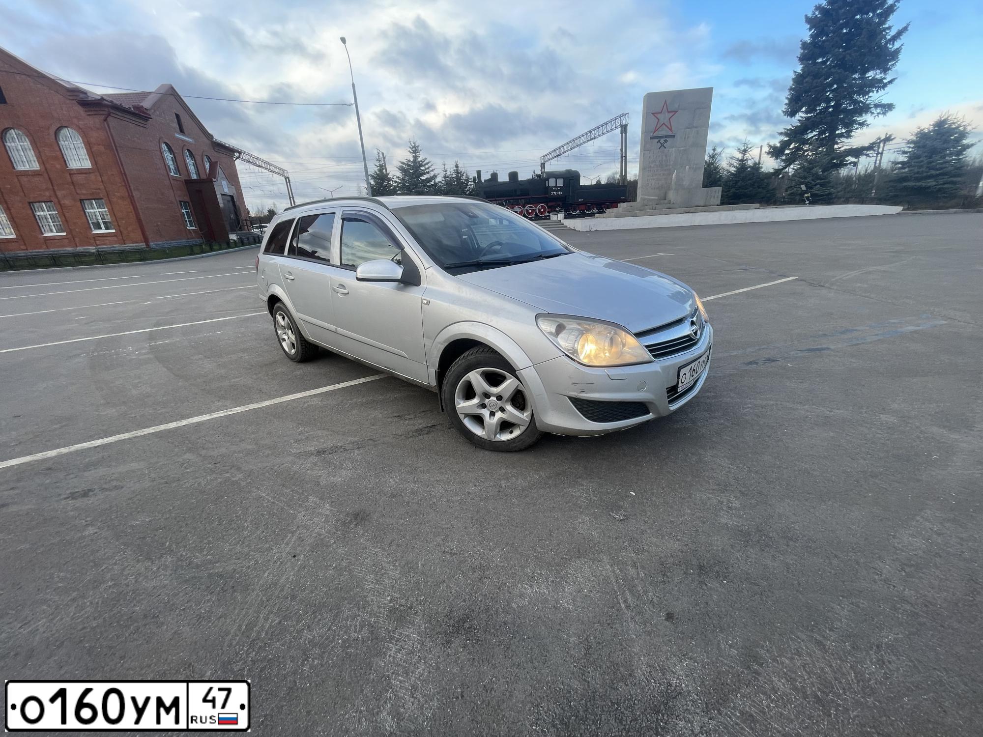 Фото автомобиля OPEL ASTRA, 2007 — госномер О160УМ47. Цвет: серебристый