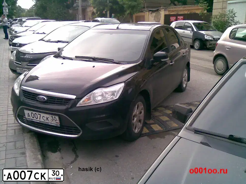 Фото автомобиля FORD FOCUS, 2009 — госномер А013СК30. Цвет: ЧЕРНЫЙ