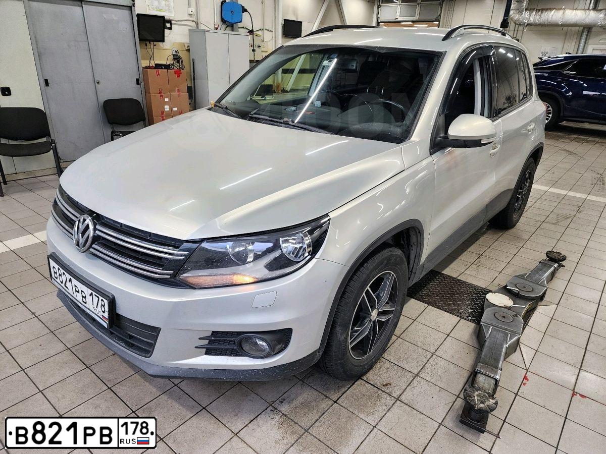 Фото автомобиля VOLKSWAGEN TIGUAN, 2013 — госномер У328НС31. Цвет: Серебристо-Желтый