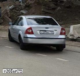 Фото автомобиля FORD FOCUS, 2008 — госномер У203АР199. Цвет: СВЕТЛО-СЕРЫЙ