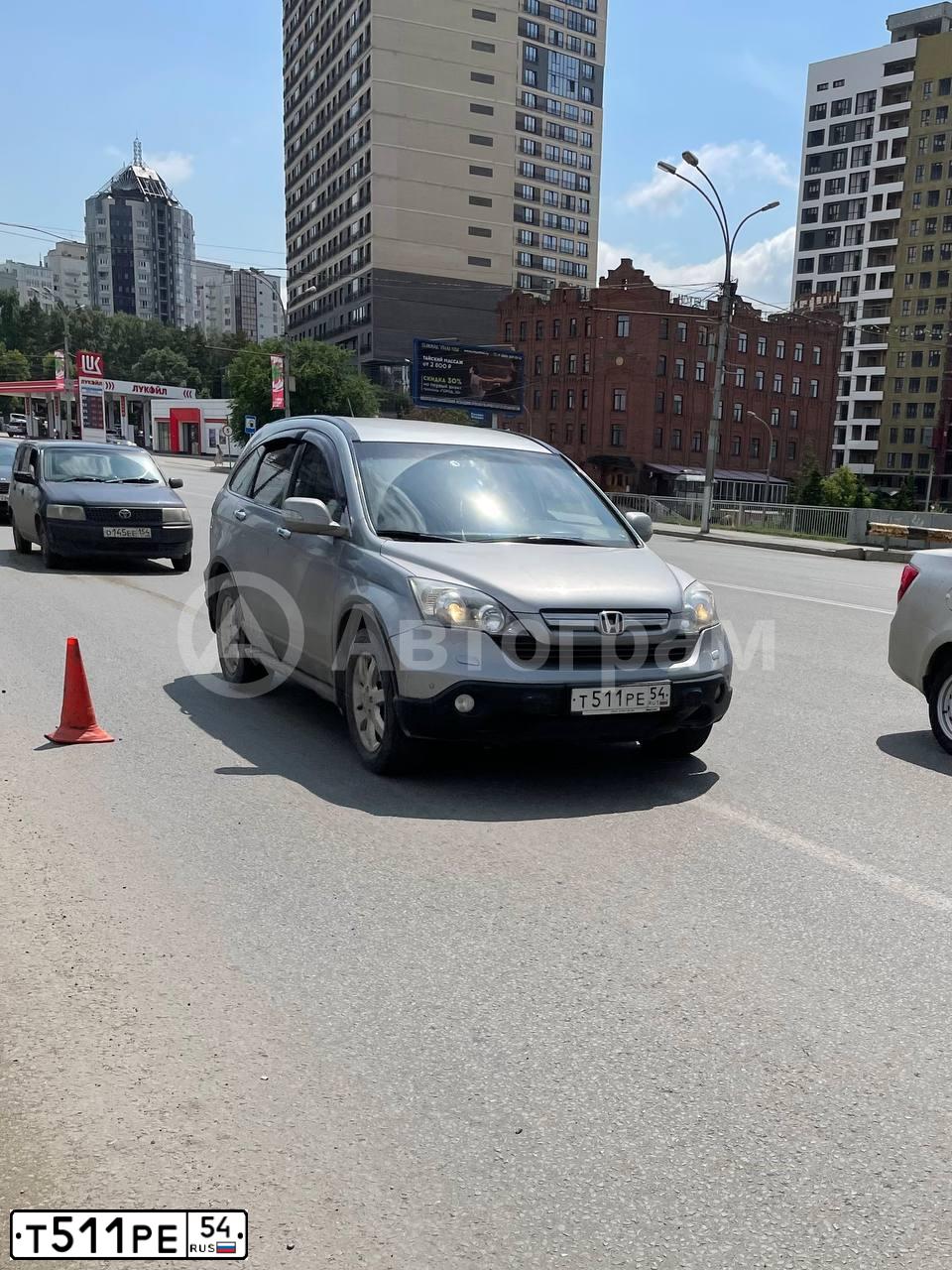 Фото автомобиля HONDA CR-V, 2008 — госномер Т511РЕ54. Цвет: СЕРЕБРИСТЫЙ