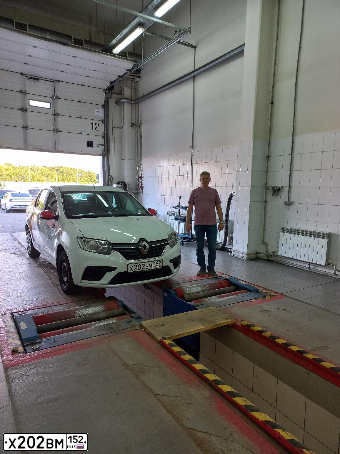 Фото автомобиля RENAULT LOGAN, 2021 — госномер У641НУ05. Цвет: Белый