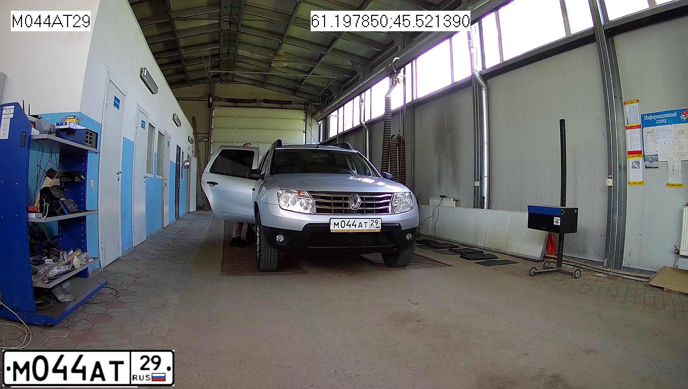 Фото автомобиля RENAULT DUSTER, 2014 — госномер М044АТ29. Цвет: СВЕТЛО-СЕРЫЙ
