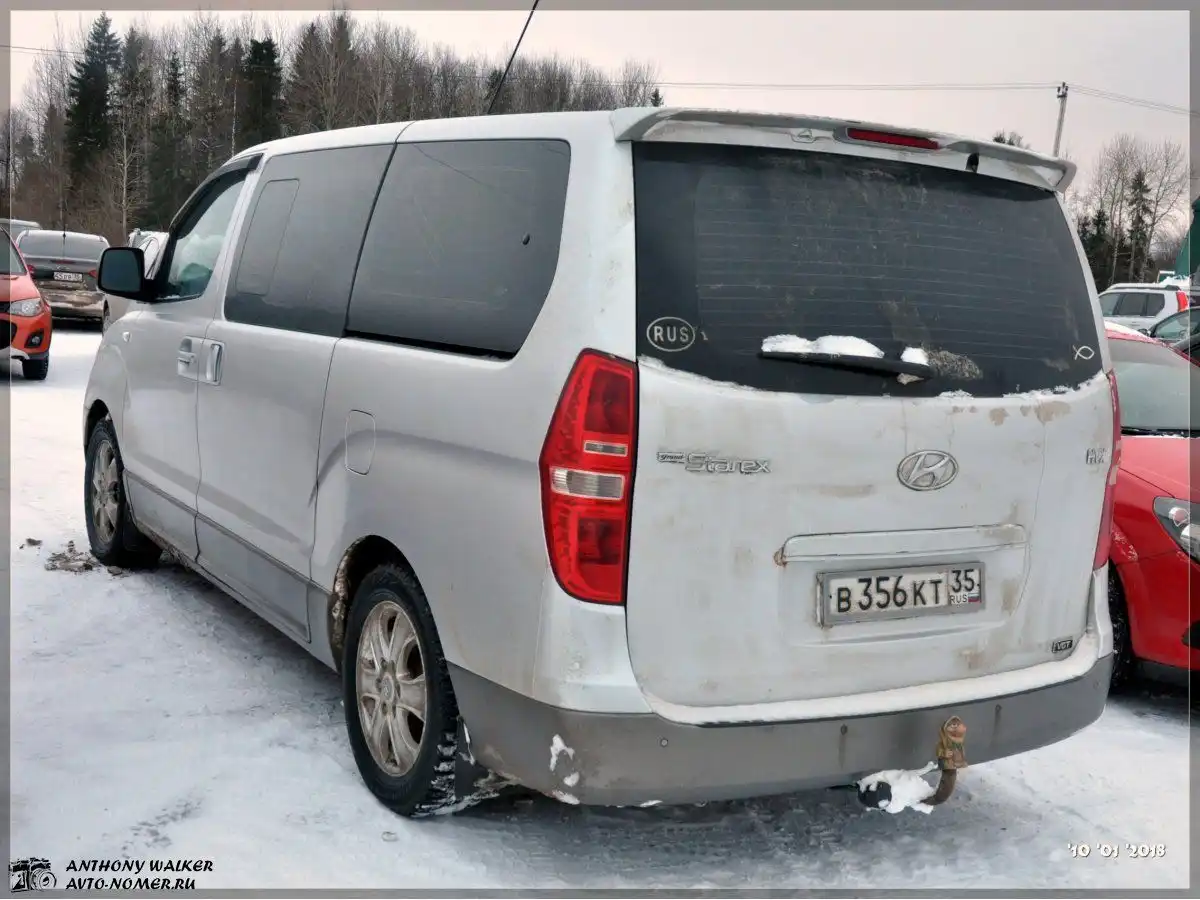 Фото автомобиля HYUNDAI GRAND STAREX, 2010 — госномер В356КТ35. Цвет: СЕРЫЙ