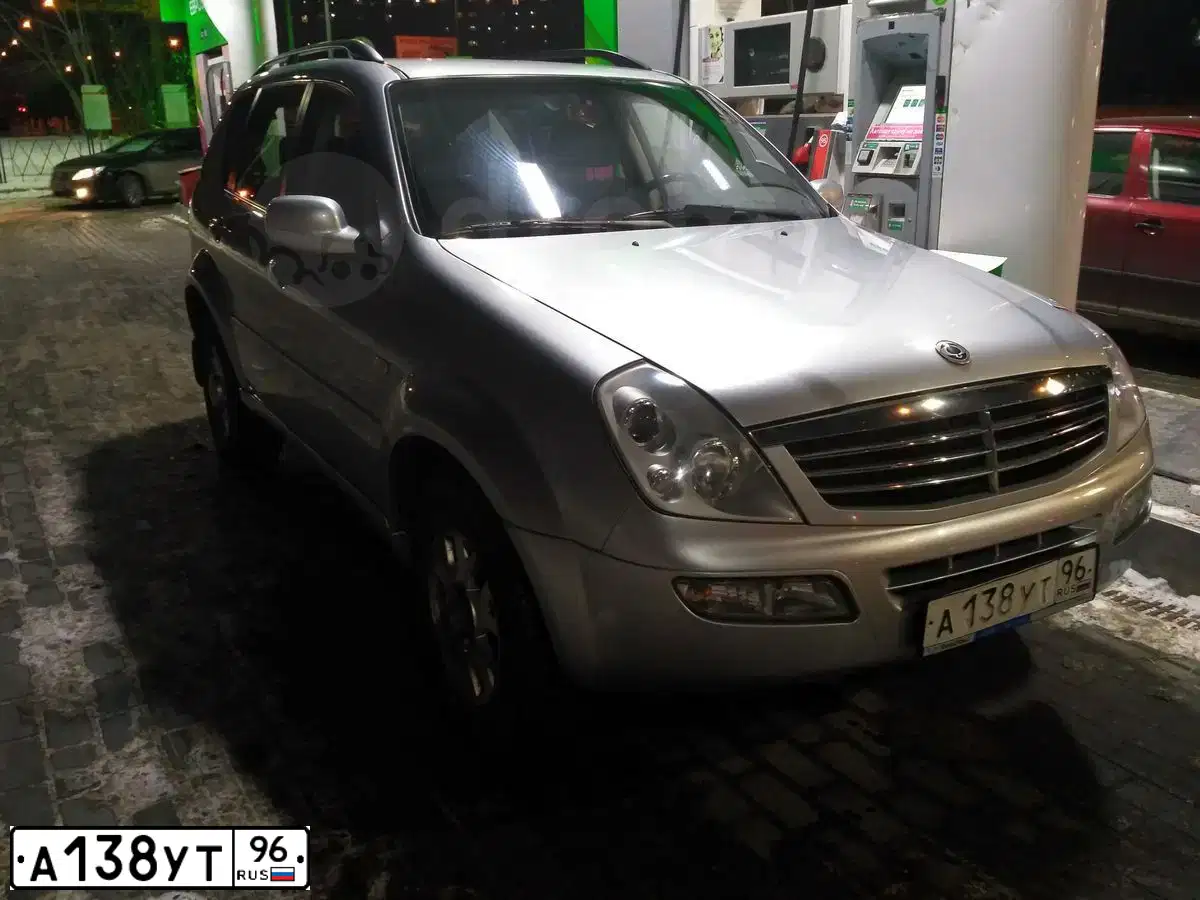 Фото автомобиля SSANGYONG REXTON, 2007 — госномер Р180УР196. Цвет: СЕРЕБРИСТЫЙ МЕТАЛЛИК