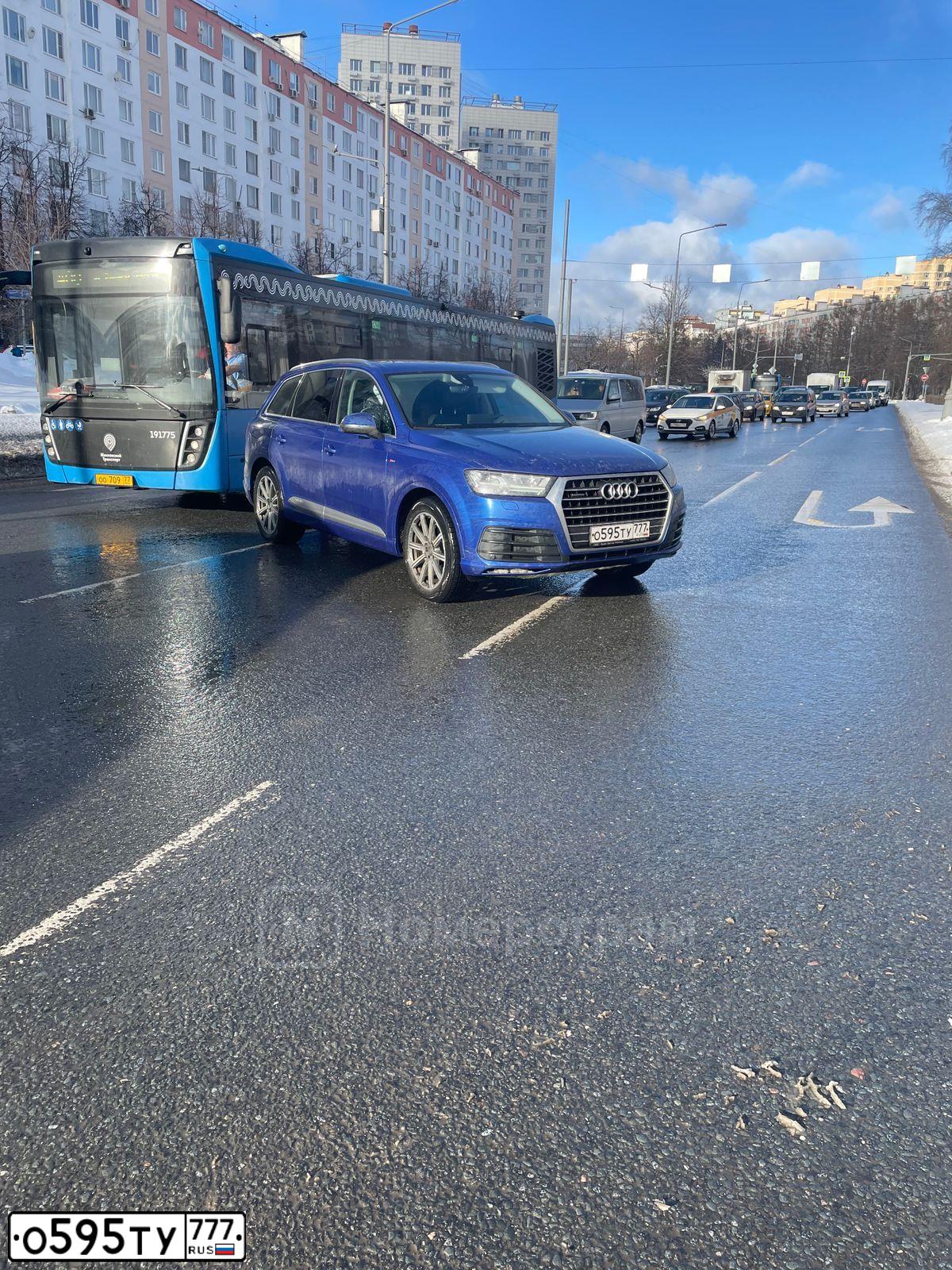 Фото автомобиля AUDI Q7, 2016 — госномер О595ТУ777. Цвет: ЯРКО-СИНИЙ