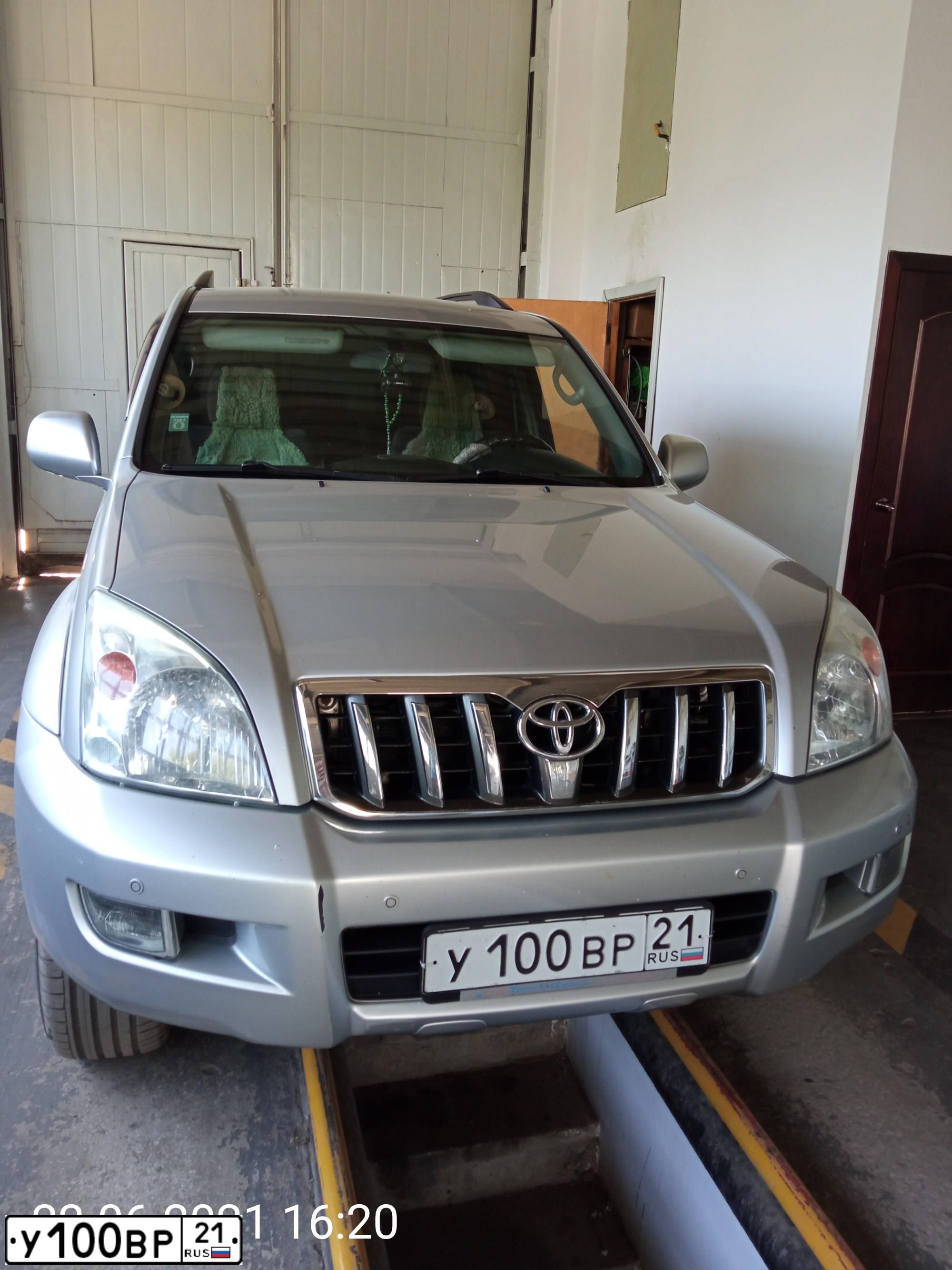 Фото автомобиля TOYOTA LANDCRUISER, 2006 — госномер У100ВР21. Цвет: серебристый