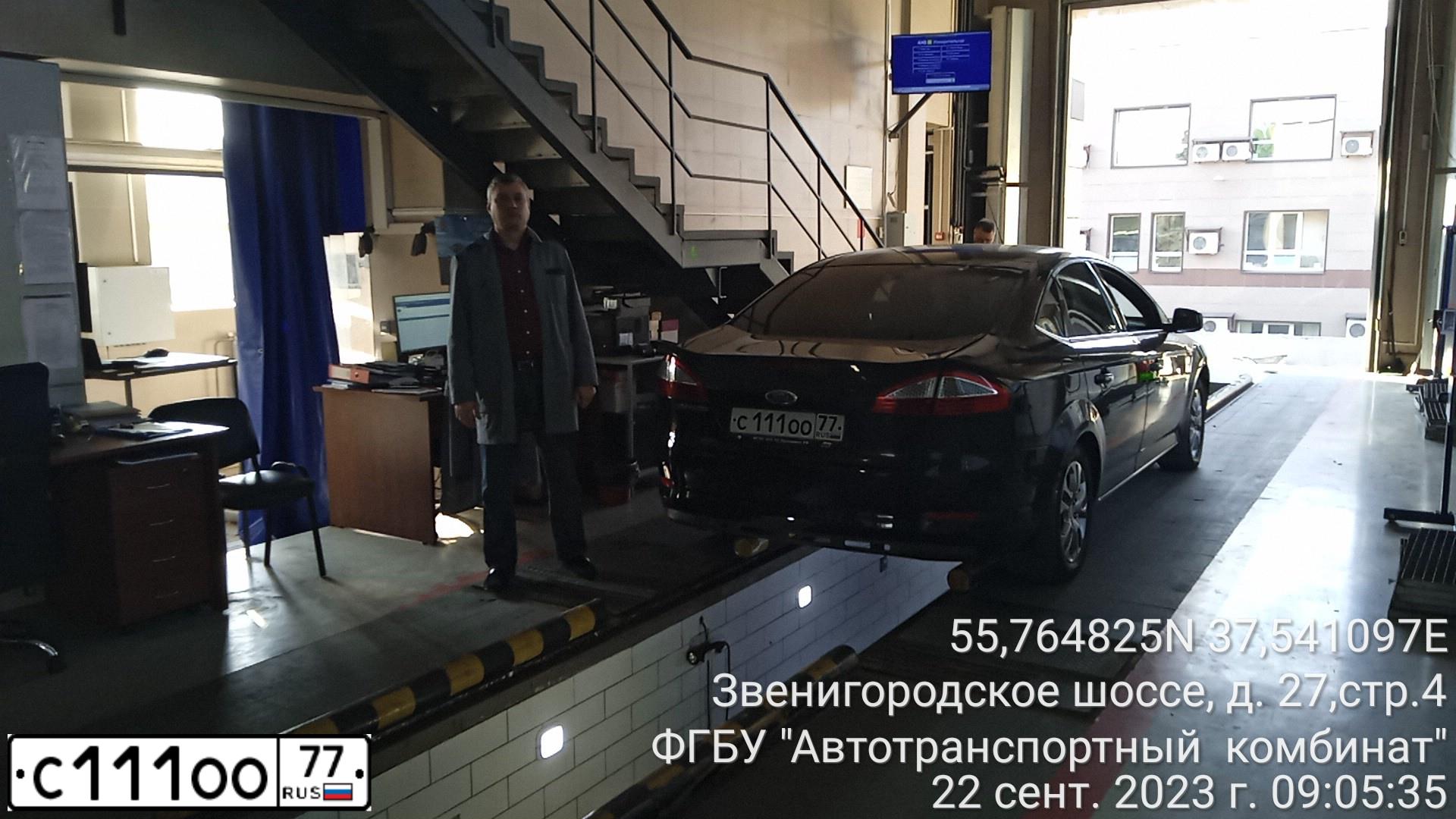 Фото автомобиля FORD FOCUS, 2004 — госномер В235ЕС152. Цвет: СИНИЙ