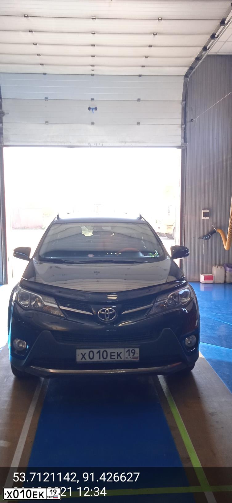 Фото автомобиля TOYOTA RAV4, 2013 — госномер Х010ЕК19. Цвет: ЧЕРНЫЙ