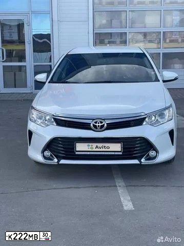 Фото автомобиля TOYOTA CAMRY, 2017 — госномер Е009ЕЕ30. Цвет: БЕЛЫЙ ПЕРЛАМУТРОВЫЙ