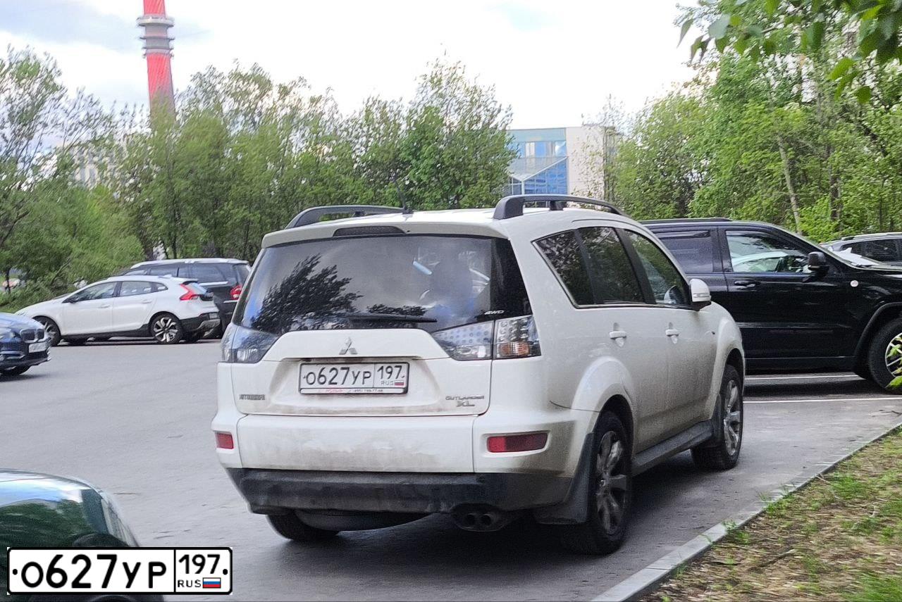 Фото автомобиля MITSUBISHI OUTLANDER, 2012 — госномер О627УР197. Цвет: БЕЛЫЙ
