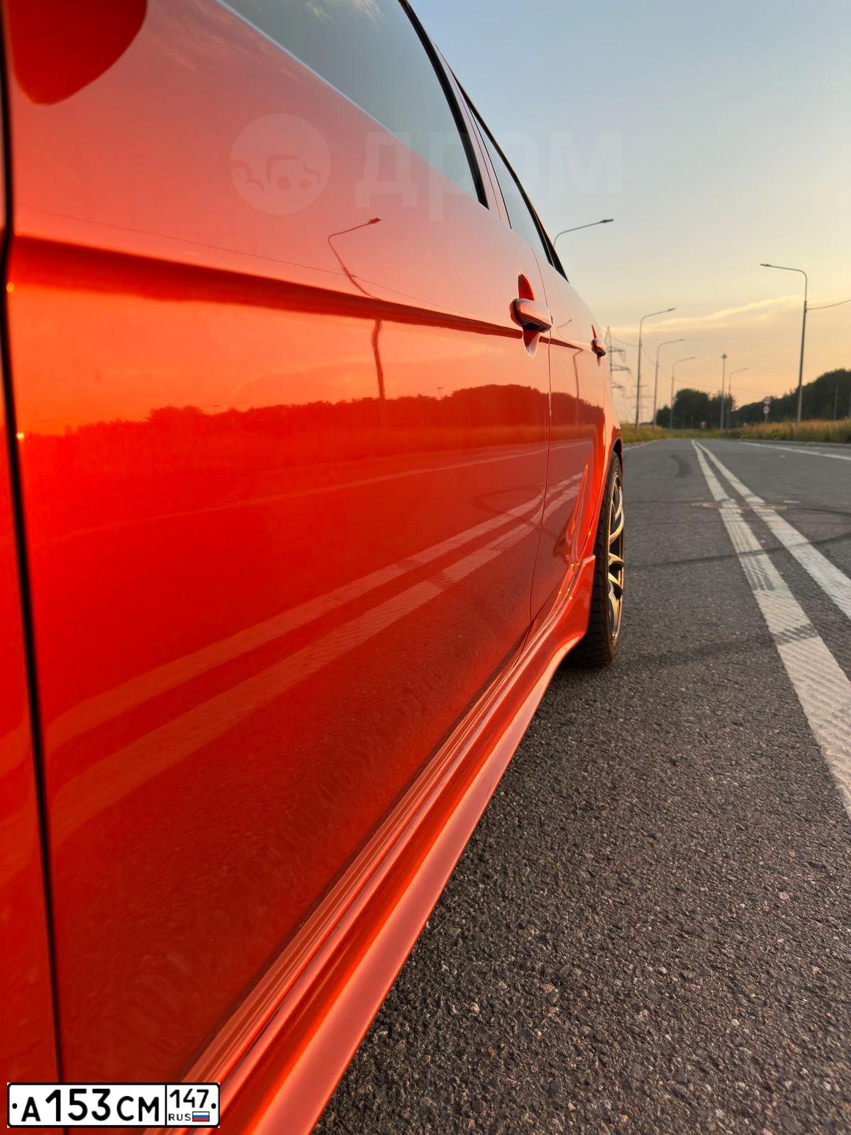 Фото автомобиля MITSUBISHI LANCER, 2008 — госномер Н692ВМ777. Цвет: ОРАНЖЕВЫЙ
