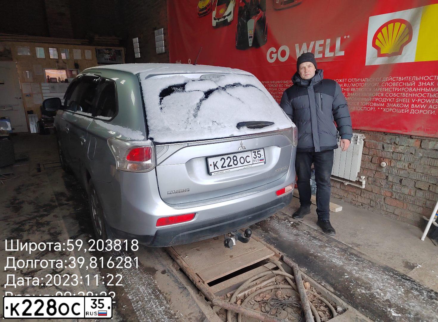 Фото автомобиля MITSUBISHI OUTLANDER, 2012 — госномер К228ОС35. Цвет: СЕРЕБРИСТЫЙ