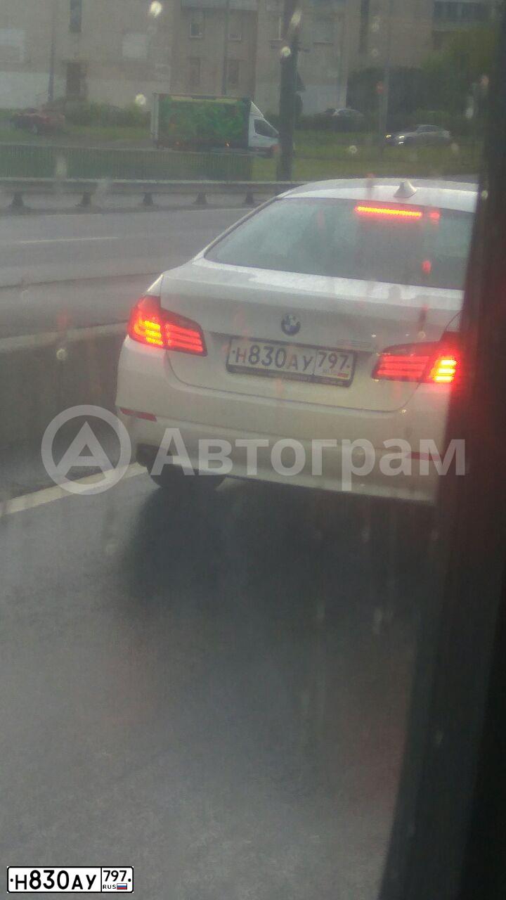 Фото автомобиля BMW SERIE 5, 2011 — госномер У511УВ790. Цвет: Белый