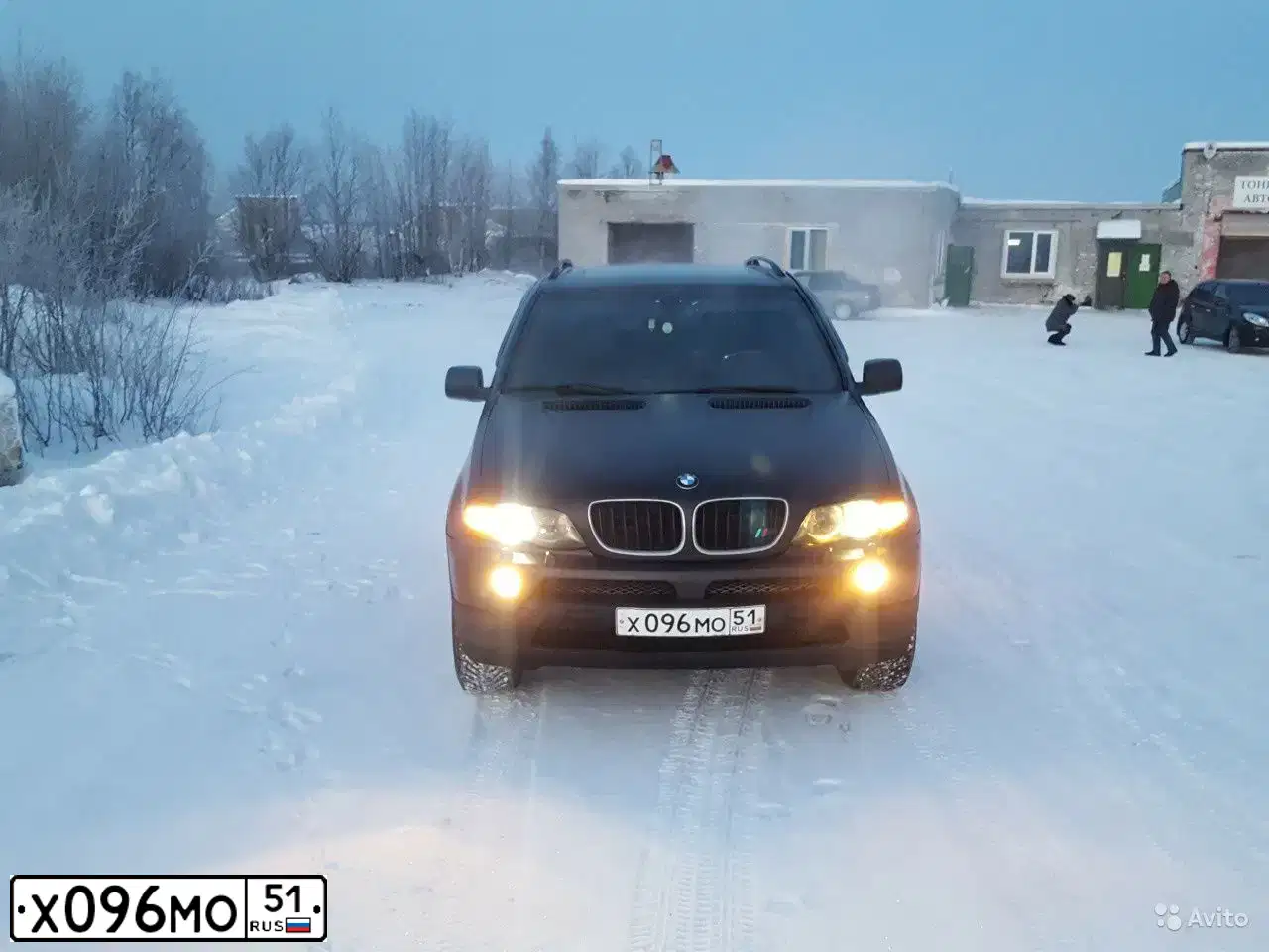 Фото автомобиля BMW X5, 2004 — госномер К747НТ51. Цвет: ЧЕРНЫЙ