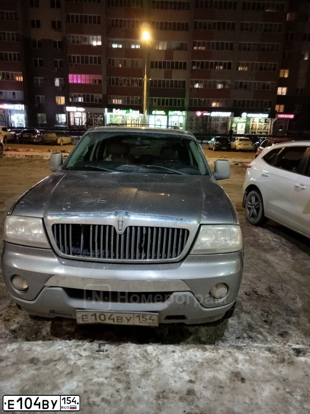 Фото автомобиля LINCOLN AVIATOR, 2003 — госномер Е104ВУ154. Цвет: Т СЕРЫЙ