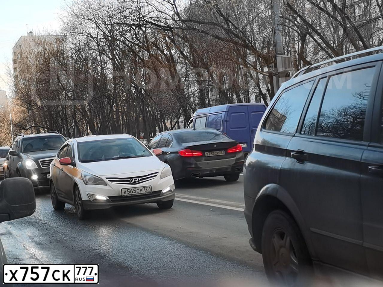 Фото автомобиля BMW SERIE 5, 2016 — госномер В005СС750. Цвет: синий