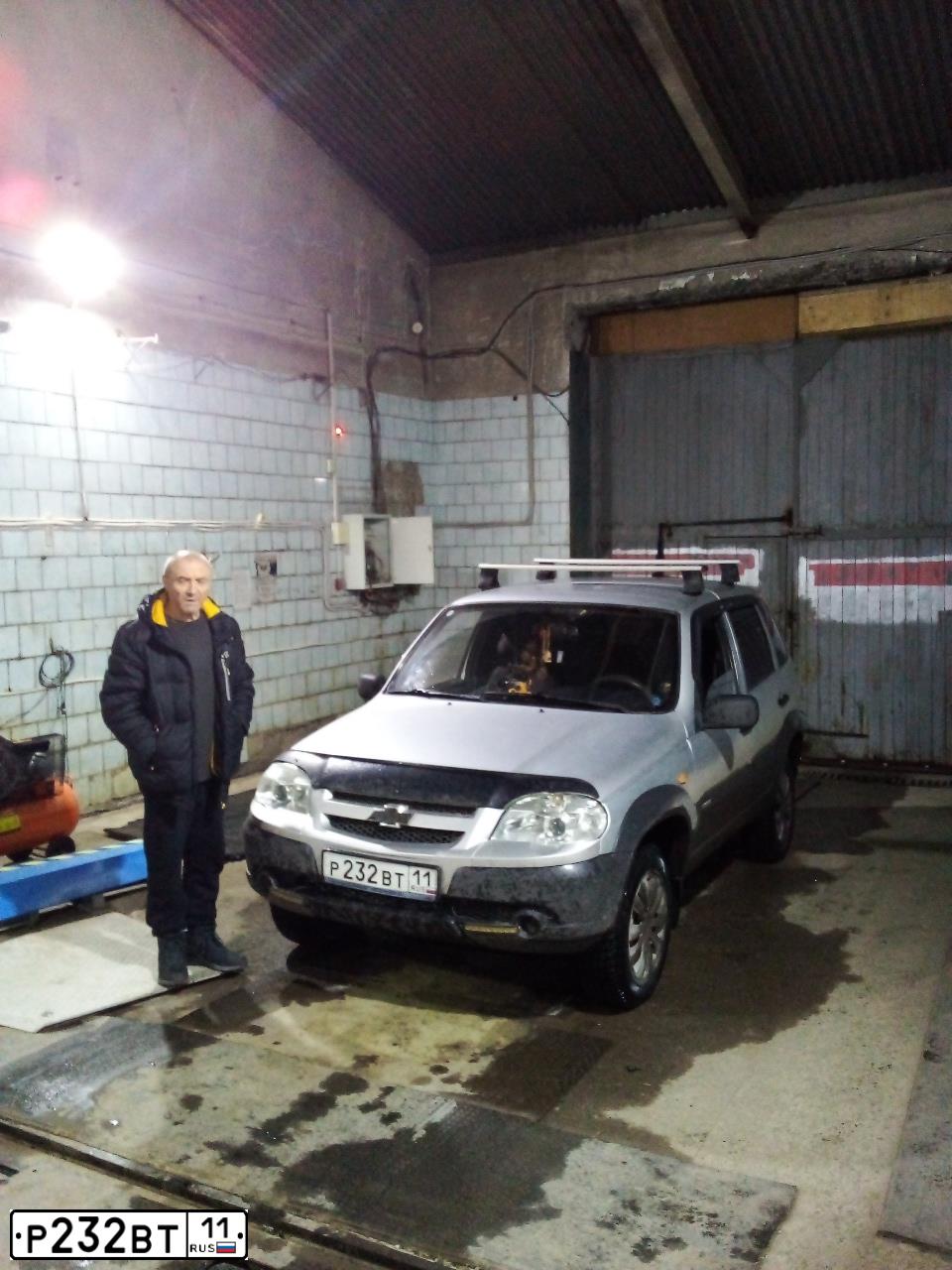 Фото автомобиля CHEVROLET NIVA, 2011 — госномер К900РК78. Цвет: Светло-Серебристый металлик