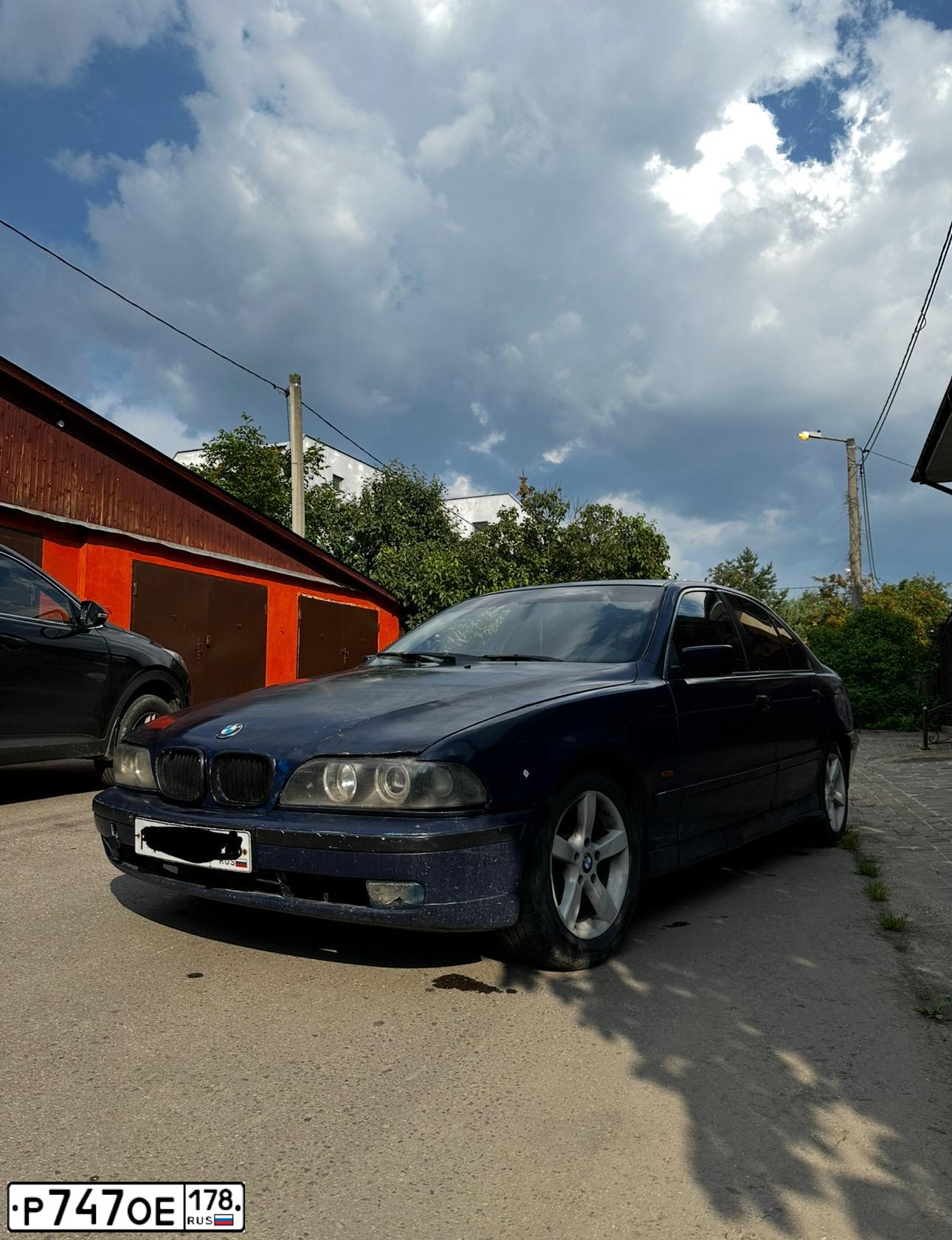 Фото автомобиля BMW SERIE 5, 1997 — госномер Р747ОЕ178. Цвет: синий