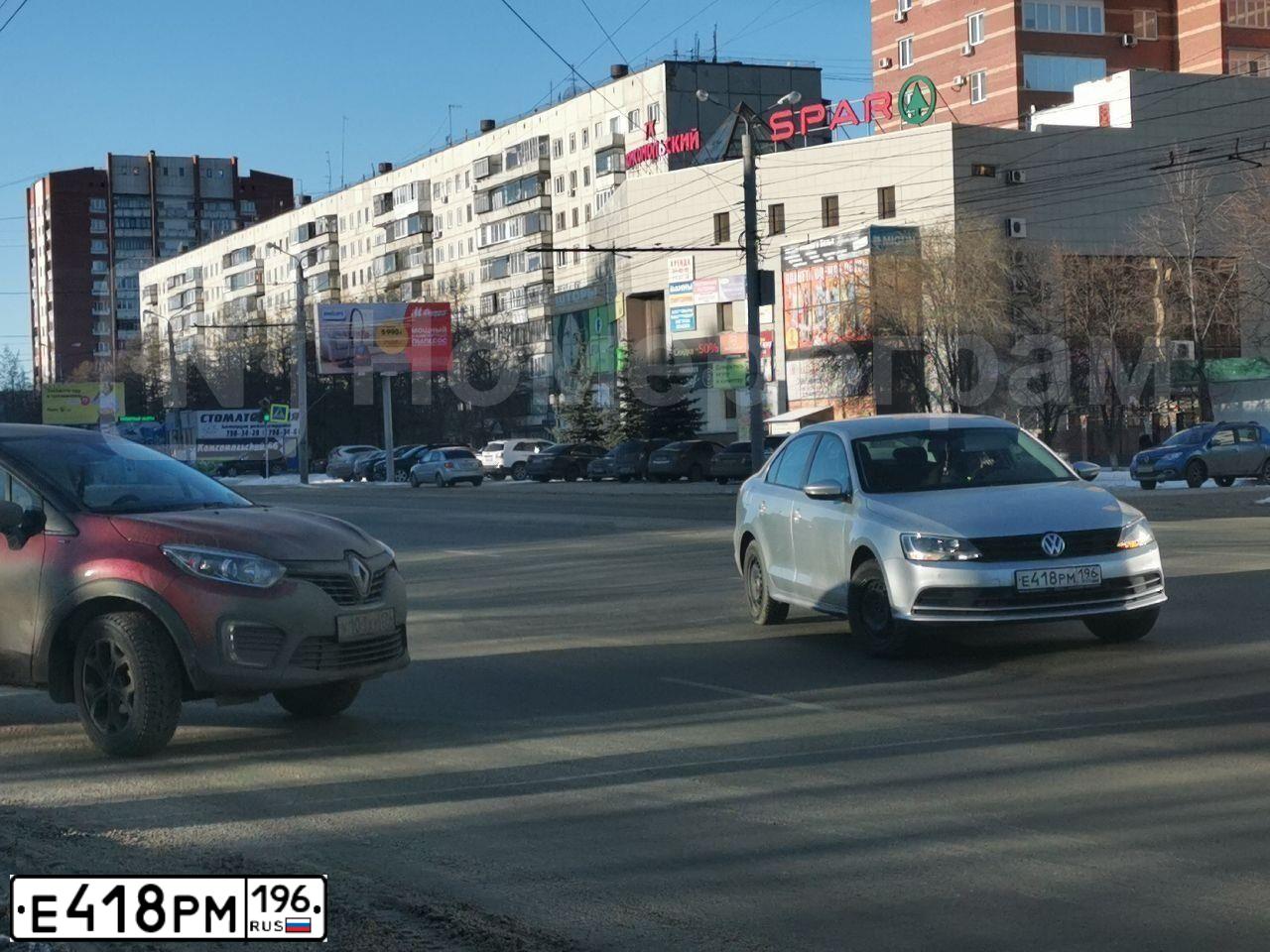 Фото автомобиля VOLKSWAGEN JETTA, 2016 — госномер Р463КТ18. Цвет: Серебристый