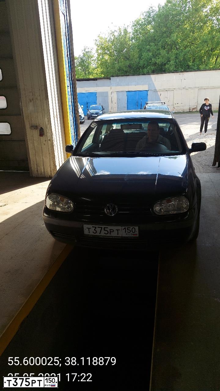 Фото автомобиля VOLKSWAGEN GOLF, 2003 — госномер Т375РТ150. Цвет: СИНИЙ