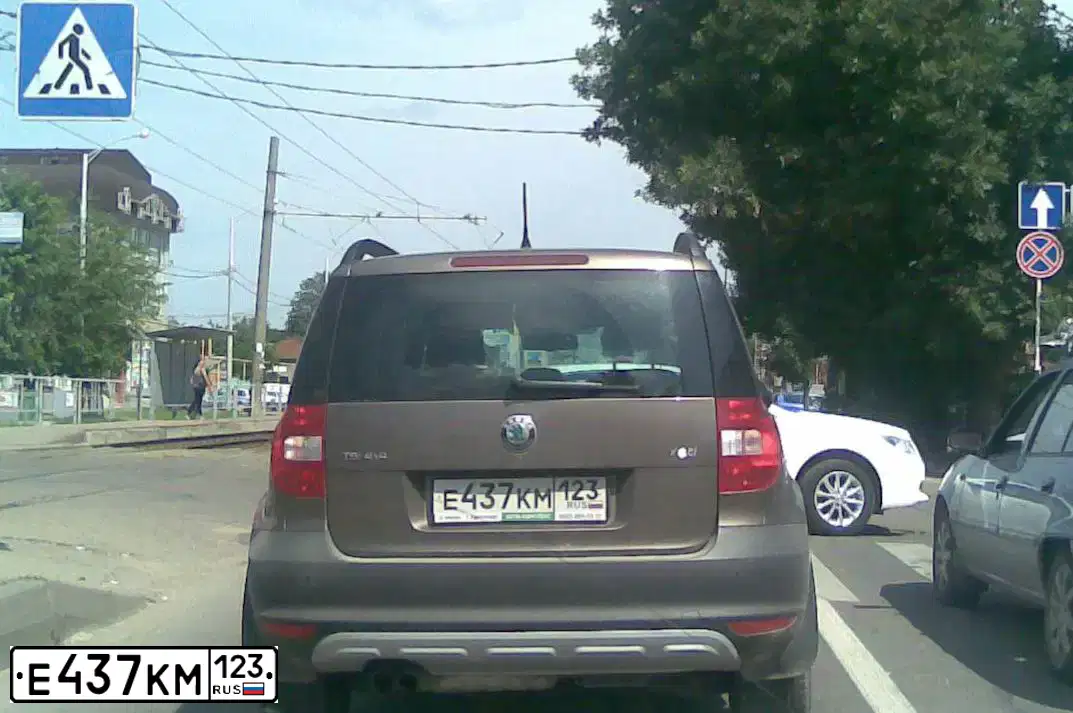 Фото автомобиля SKODA YETI, 2012 — госномер Е437КМ123. Цвет: КОРИЧНЕВЫЙ