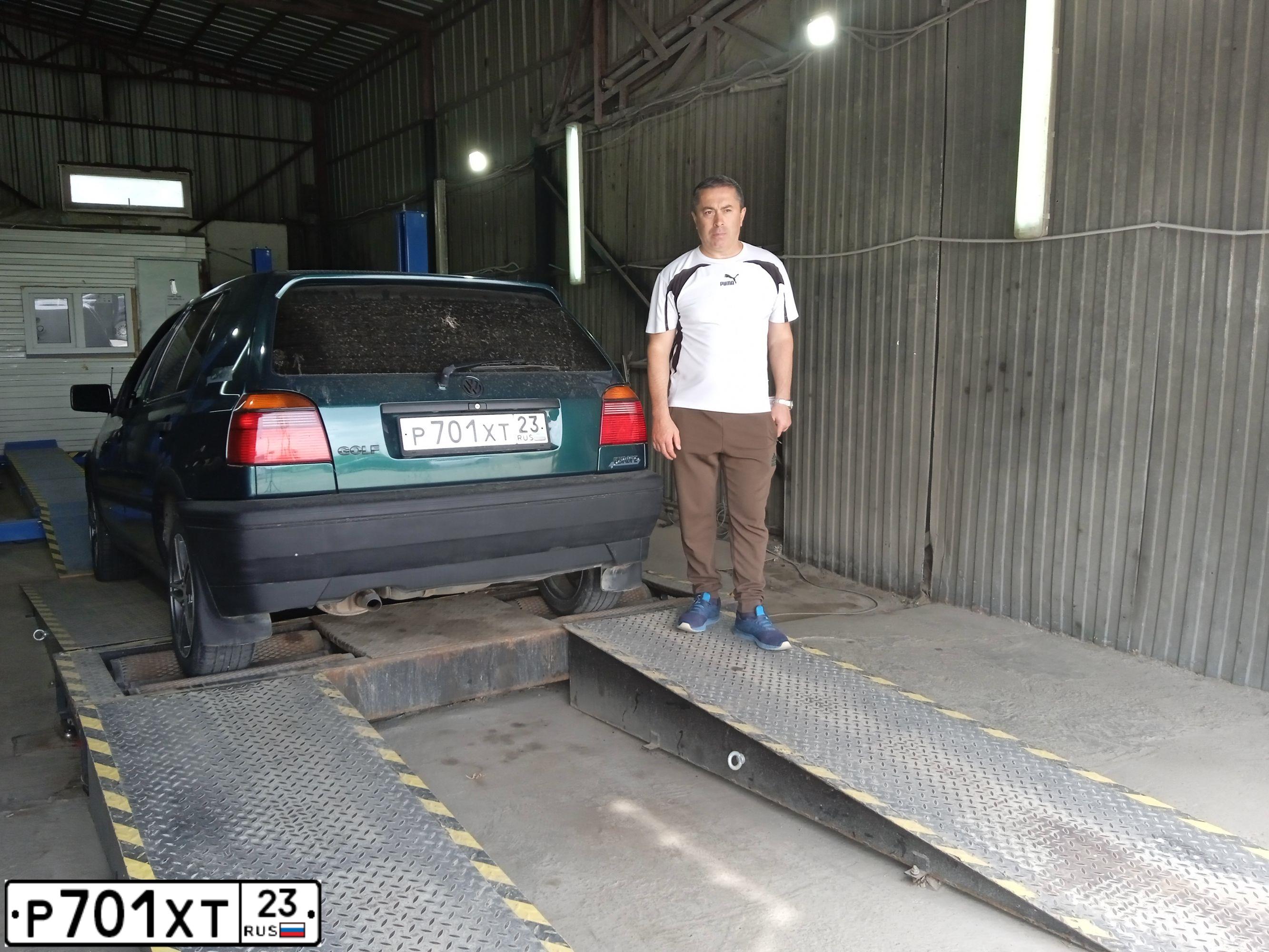Фото автомобиля VOLKSWAGEN GOLF, 1995 — госномер Р701ХТ23. Цвет: ЗЕЛЕНЫЙ