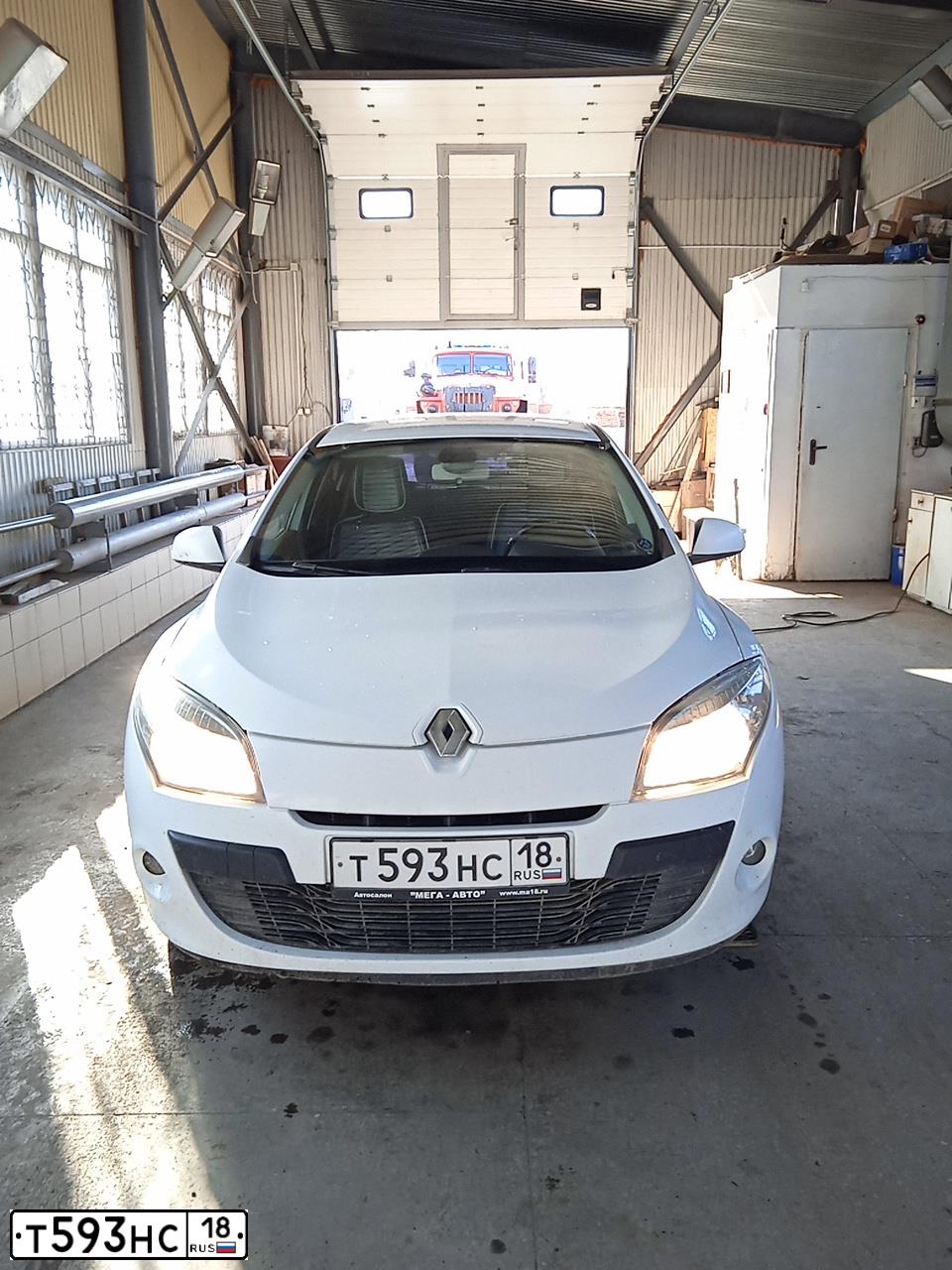 Фото автомобиля RENAULT MEGANE, 2011 — госномер Е020НО18. Цвет: Белый