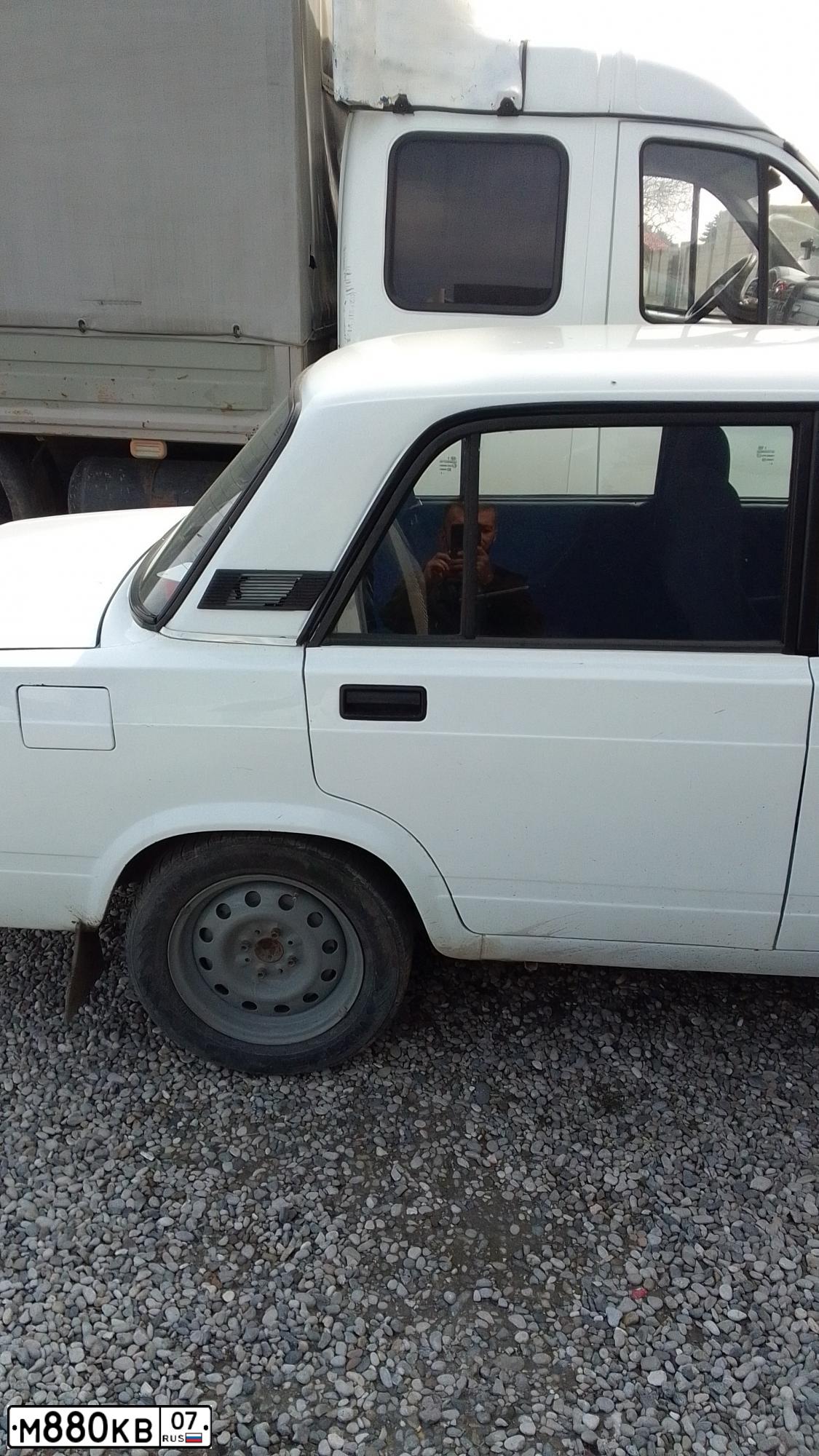 Фото автомобиля LADA 2107 LADA, 2008 — госномер М880КВ07. Цвет: ЯРКО-БЕЛЫЙ