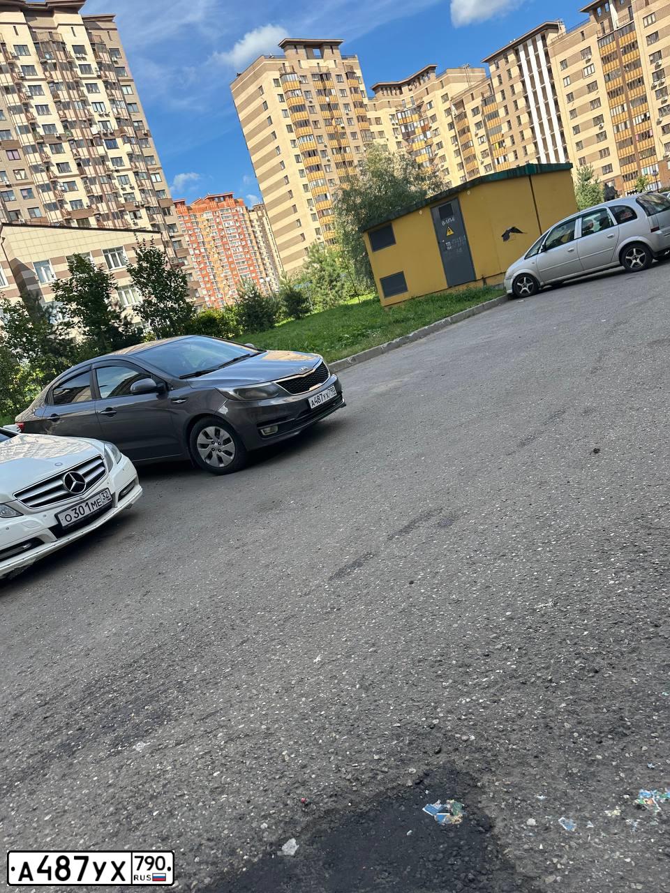 Фото автомобиля KIA RIO, 2017 — госномер А487УХ790. Цвет: ТЕМНО-СЕРЫЙ