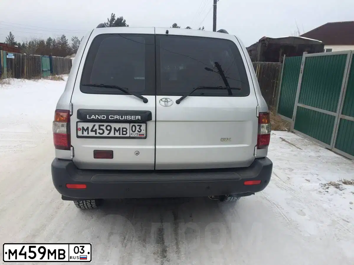 Фото автомобиля TOYOTA LANDCRUISER, 2005 — госномер Р325КК199. Цвет: Серебристый