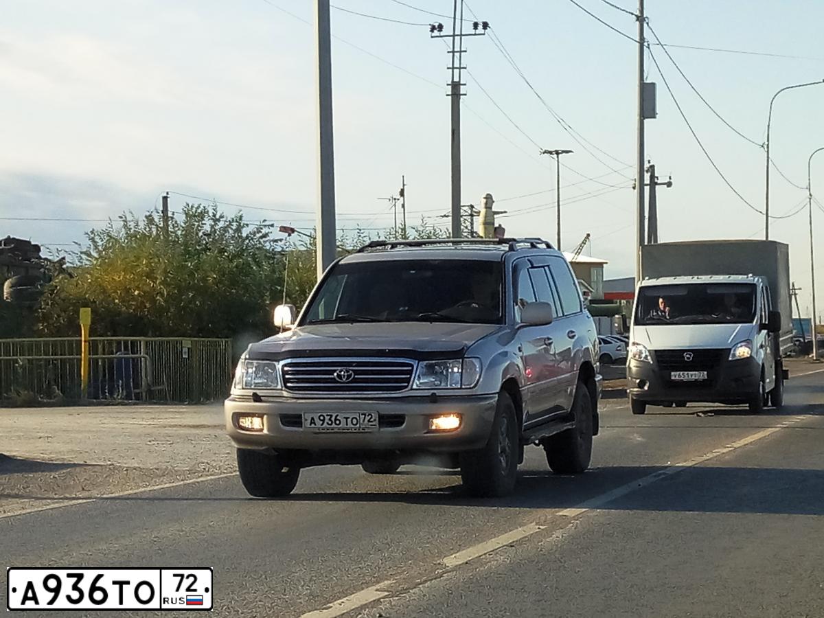 Фото автомобиля TOYOTA LANDCRUISER, 2001 — госномер А936ТО72. Цвет: Серый