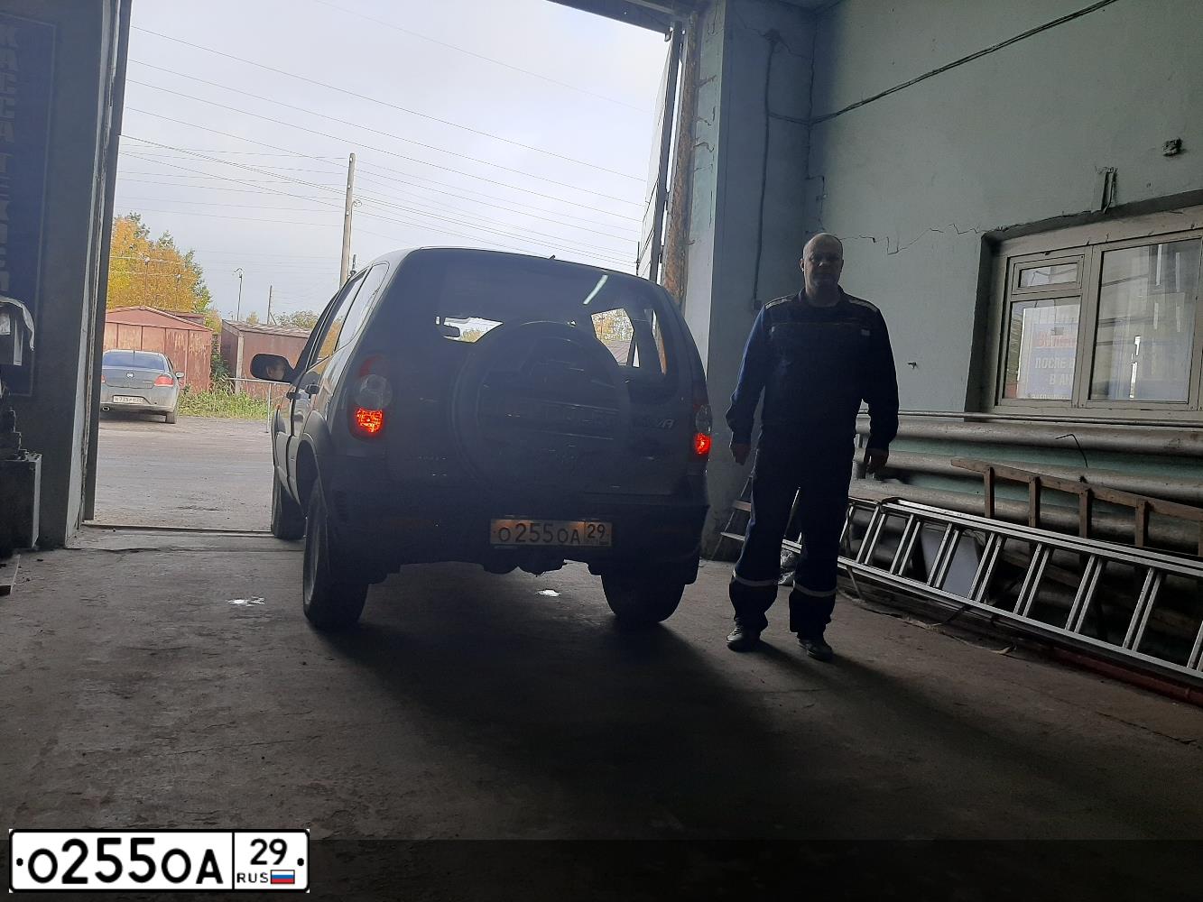 Фото автомобиля CHEVROLET NIVA, 2009 — госномер С777РХ29. Цвет: Темно-серый металлик