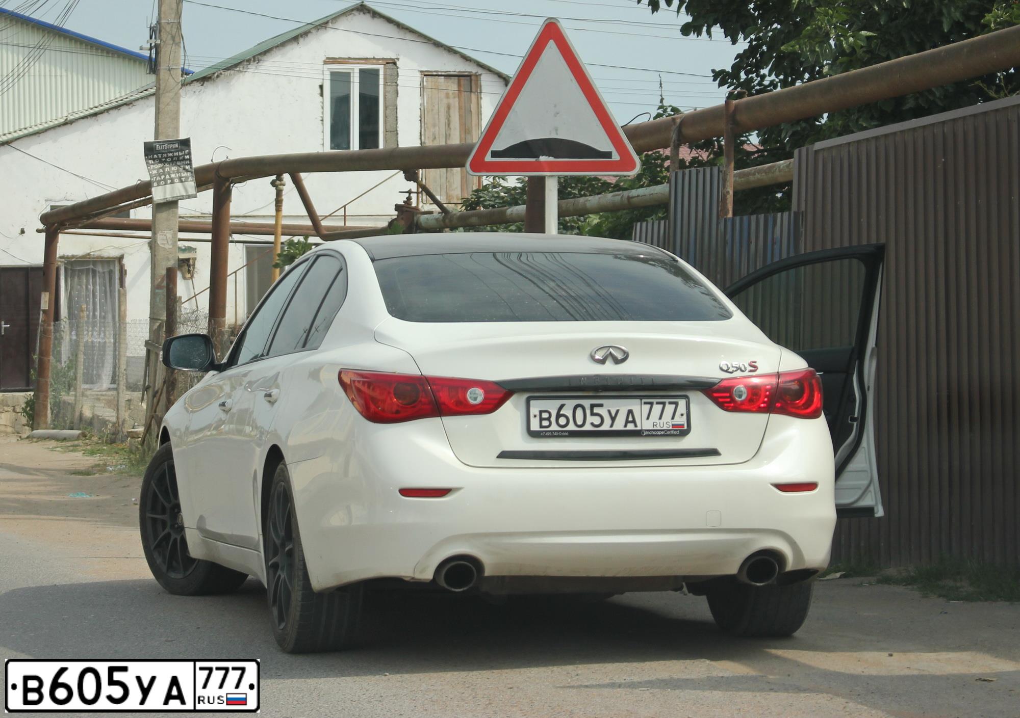 Фото автомобиля INFINITI Q50, 2016 — госномер В605УА777. Цвет: Белый