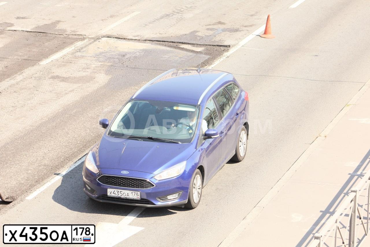 Фото автомобиля FORD FOCUS, 2017 — госномер Х435ОА178. Цвет: синий
