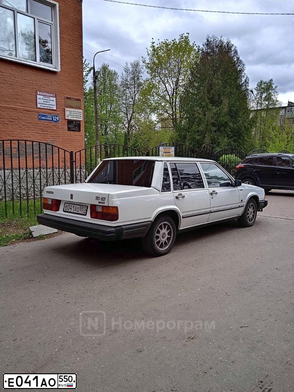 Фото автомобиля VOLVO 760, 1985 — госномер Е041АО550. Цвет: Белый