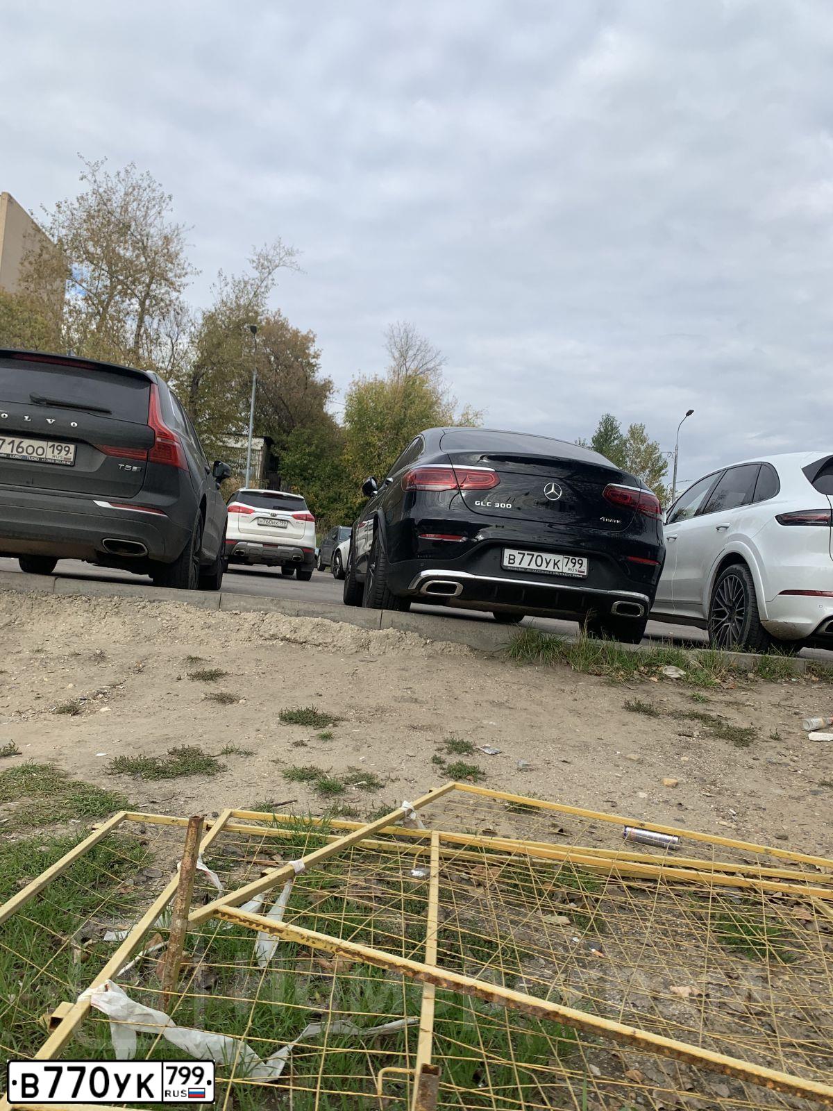 Фото автомобиля MERCEDES-BENZ МЕРСЕДЕС-БЕНЦ GLC 300 4MATIC, 2021 — госномер В770УК799. Цвет: ЧЕРНЫЙ