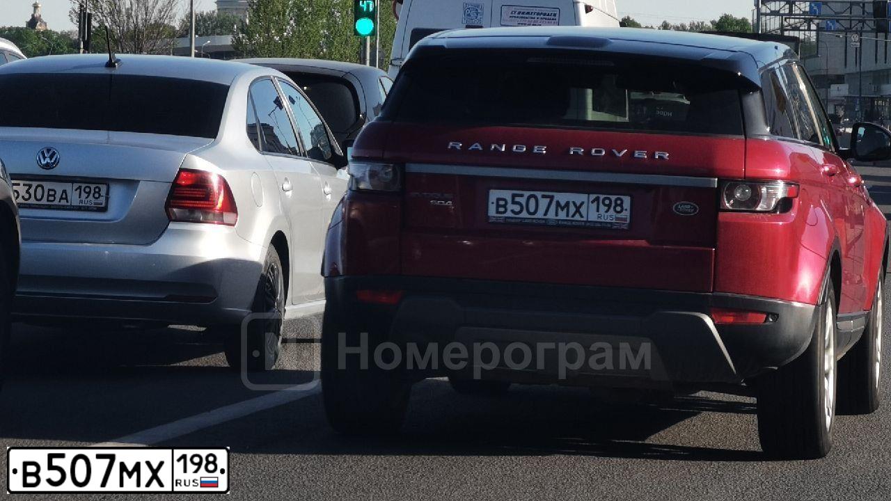 Фото автомобиля LANDROVER RANGE ROVER EVOQUE, 2015 — госномер В507МХ198. Цвет: Красный