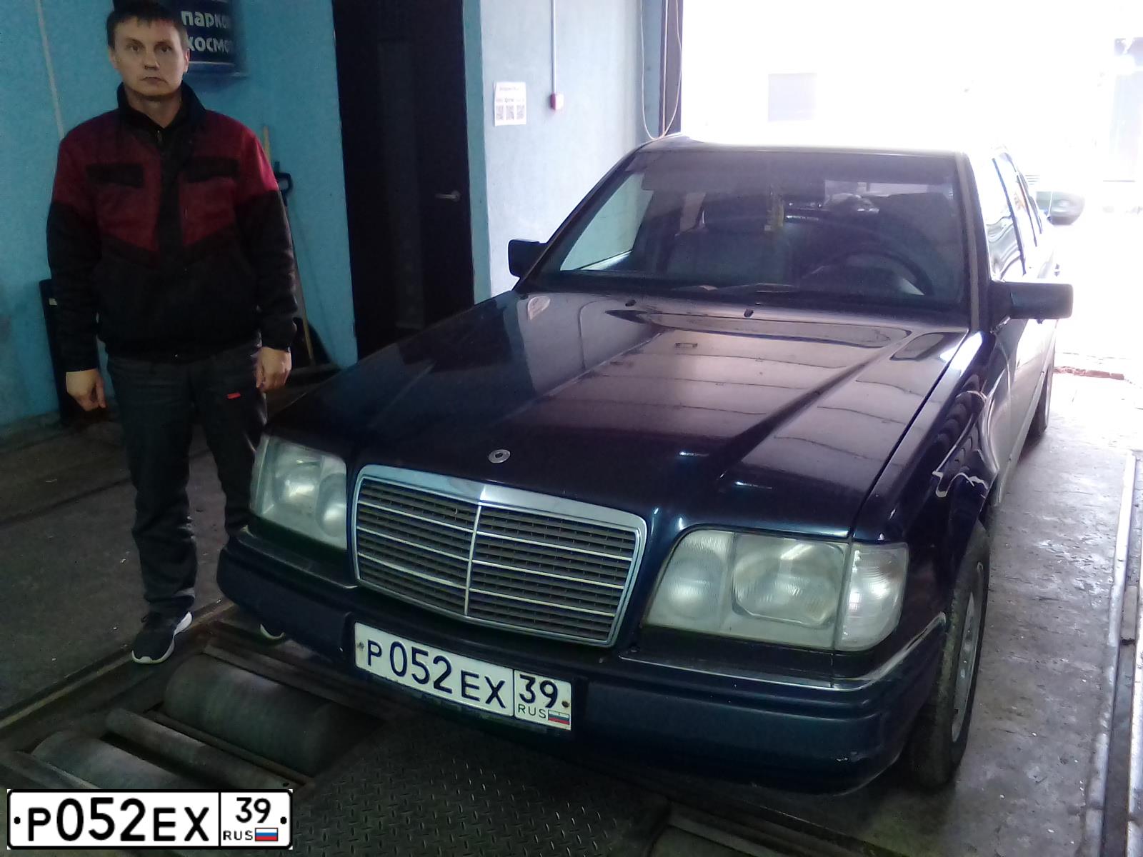Фото автомобиля MERCEDES E-KLASSE, 1986 — госномер Р052ЕХ39. Цвет: СИНИЙ
