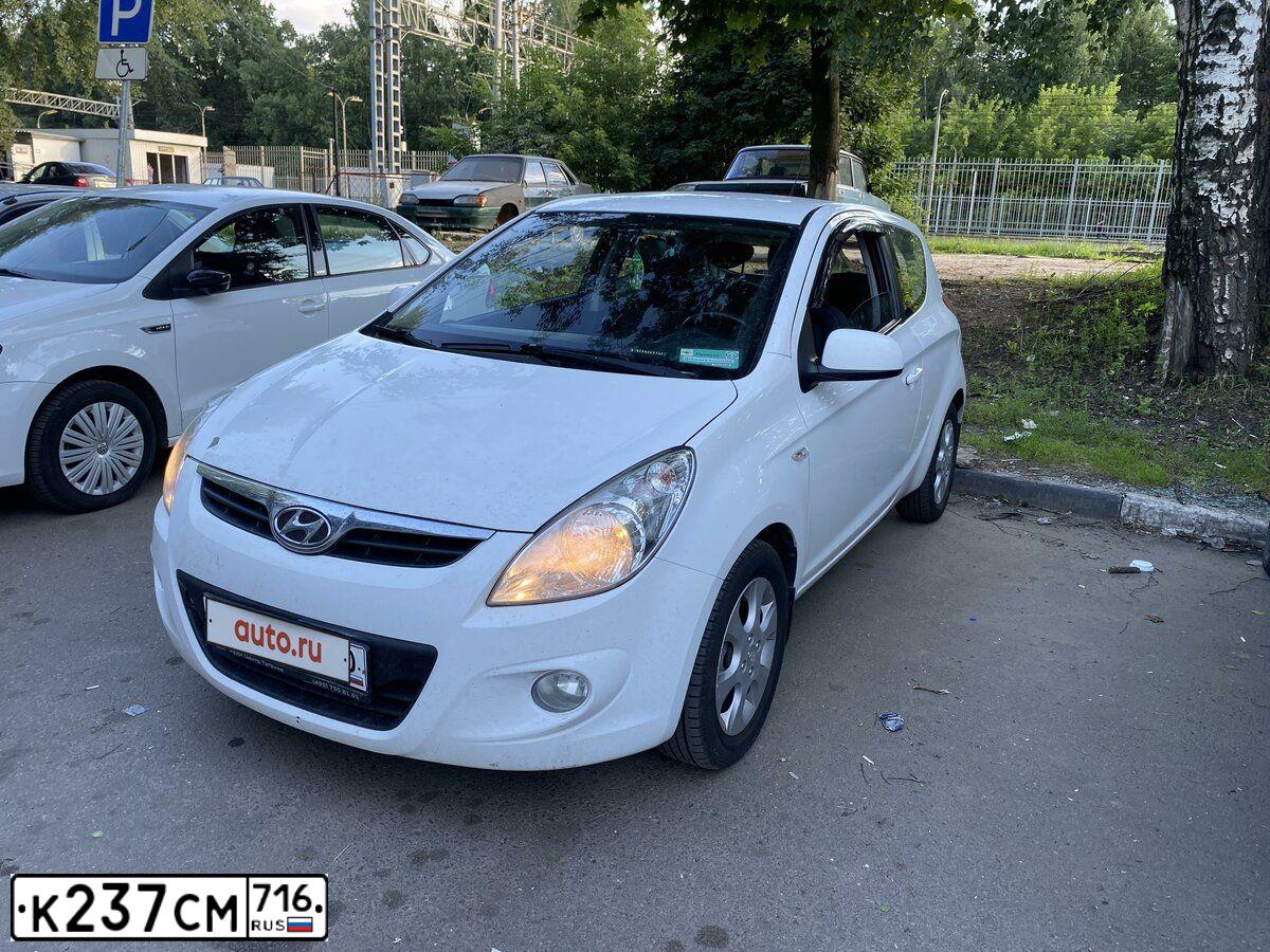 Фото автомобиля HYUNDAI I20, 2010 — госномер К237СМ716. Цвет: Белый