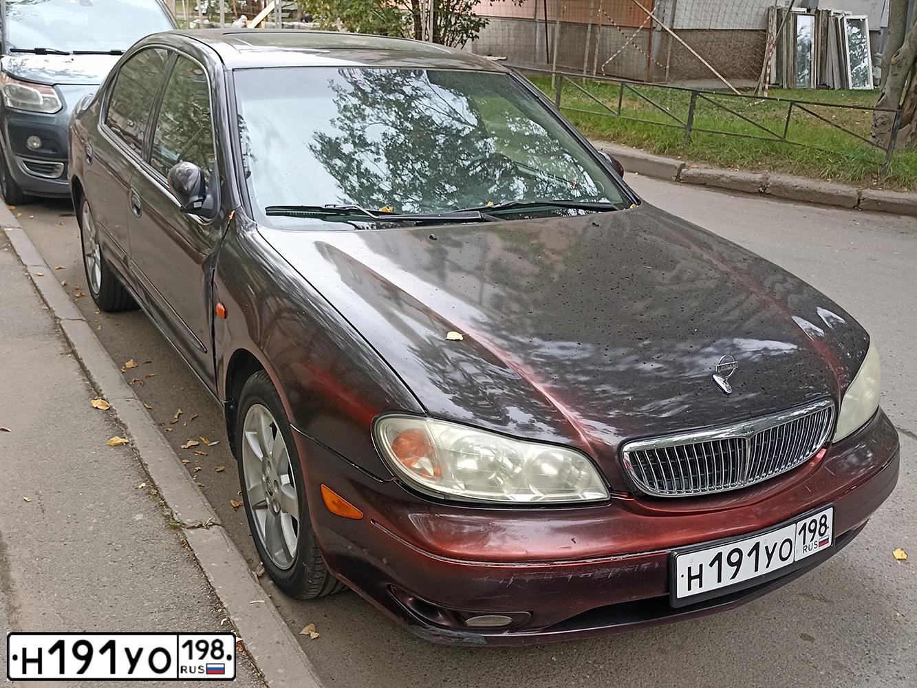 Фото автомобиля NISSAN MAXIMA, 2005 — госномер Р226ОВ777. Цвет: ВИШНЕВЫЙ