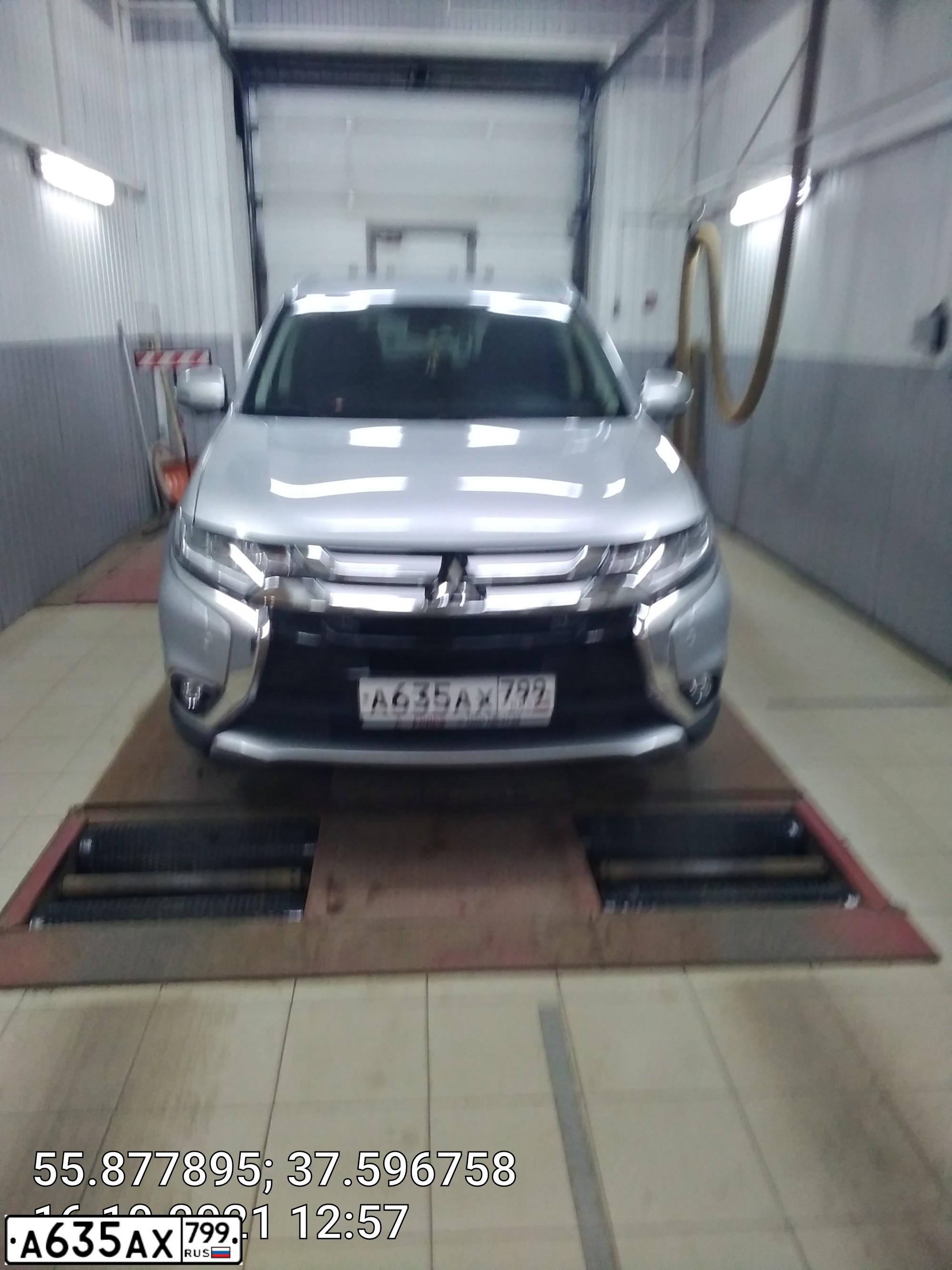 Фото автомобиля MITSUBISHI OUTLANDER, 2017 — госномер А635АХ799. Цвет: СЕРЕБРИСТЫЙ