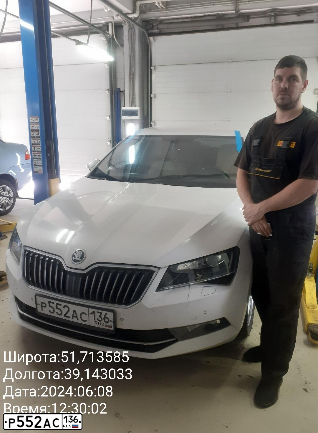 Фото автомобиля SKODA SUPERB, 2017 — госномер Р552АС136. Цвет: Белый