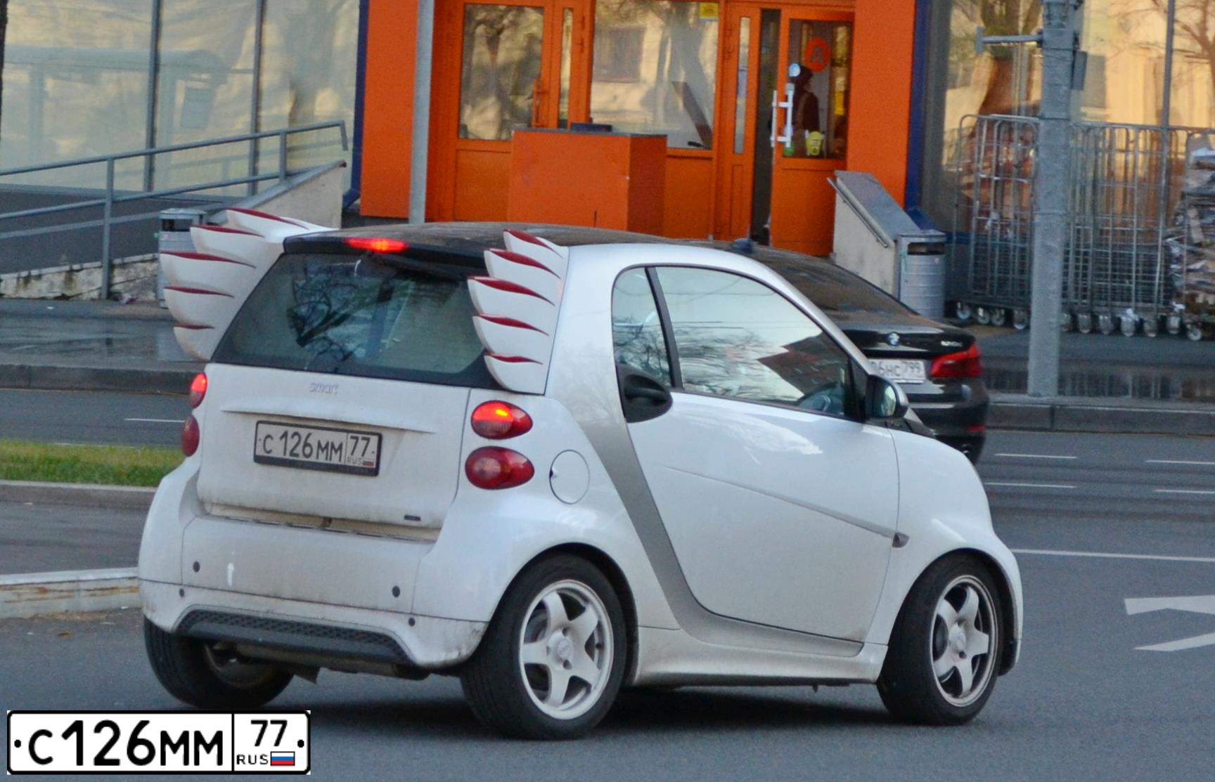 Фото автомобиля SMART FORTWO, 2008 — госномер Е499ЕР799. Цвет: ЧЕРНО-БЕЛЫЙ
