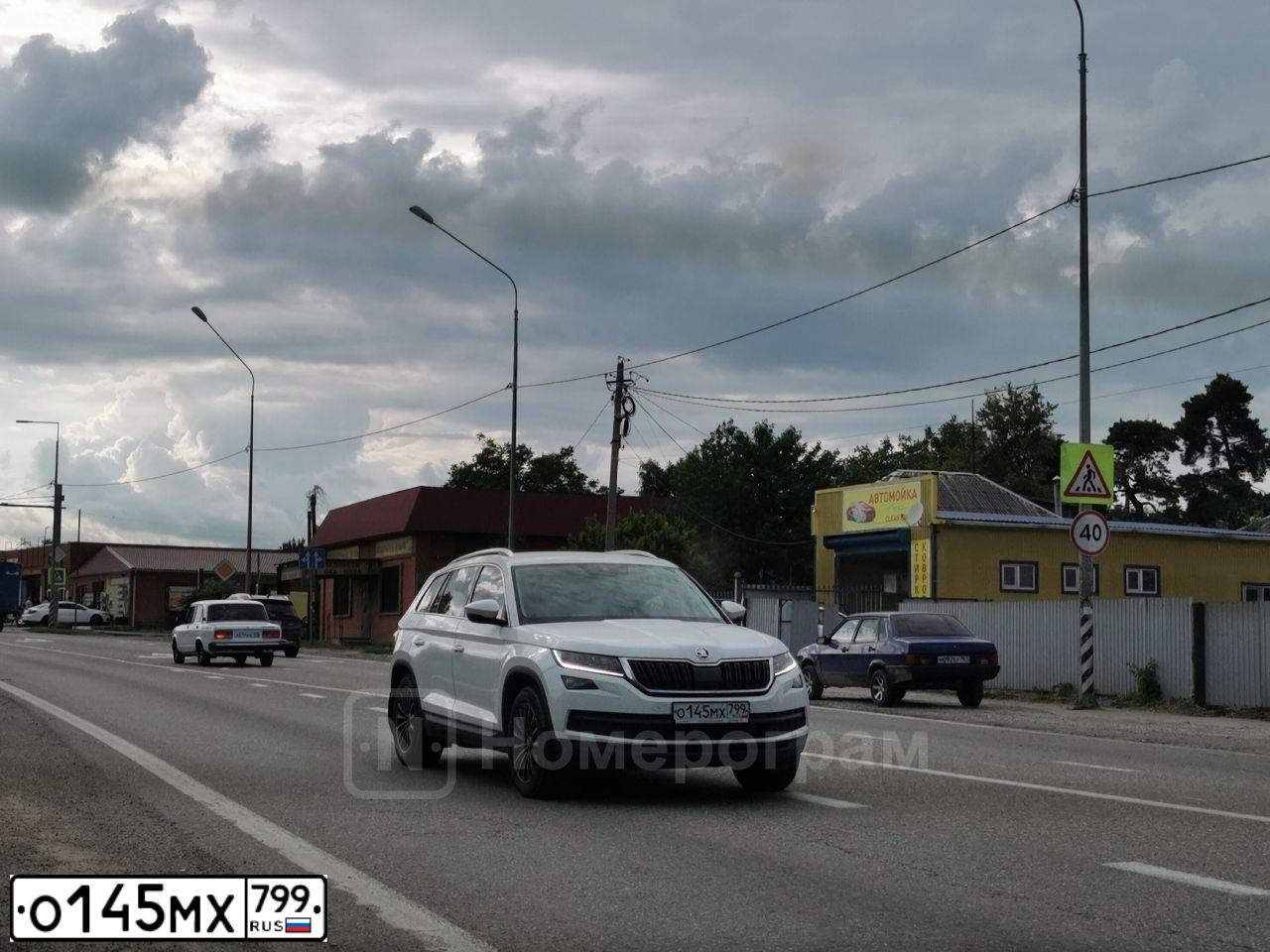 Фото автомобиля SKODA KODIAQ, 2018 — госномер М472АО250. Цвет: Белый