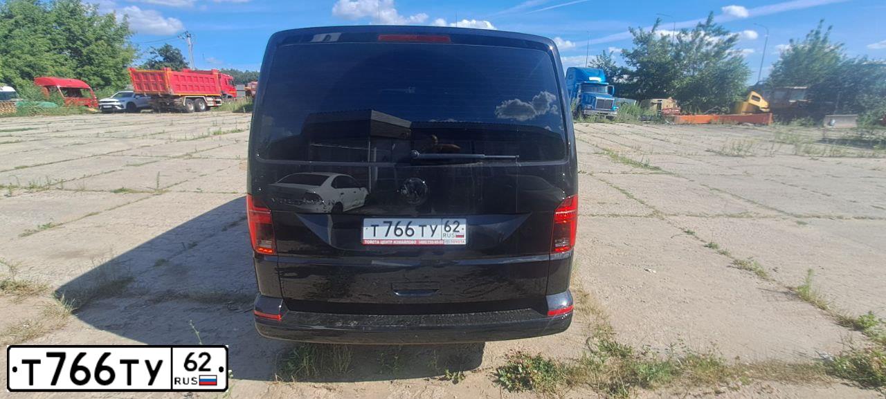 Фото автомобиля VOLKSWAGEN MULTIVAN, 2020 — госномер Р702НН186. Цвет: ЧЕРНЫЙ